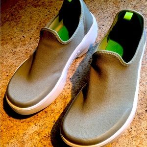 Oofos Women’s Low-EEZ slip on shoes